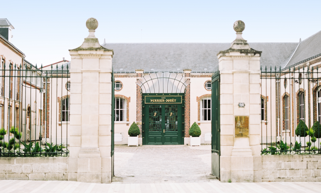 Maison Perries-Joue╠êt
